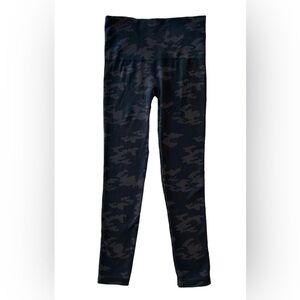 Spanx Seamless Shaping Leggings Size Medium‎ Black/Gray Camo Style FL3515